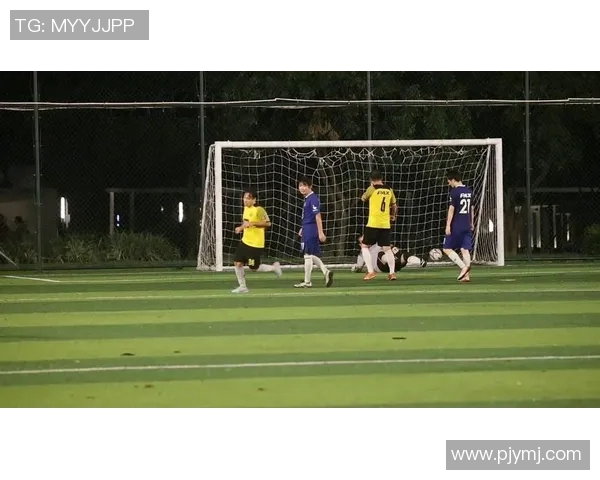 足球明星展现自信的精彩瞬间与背后故事